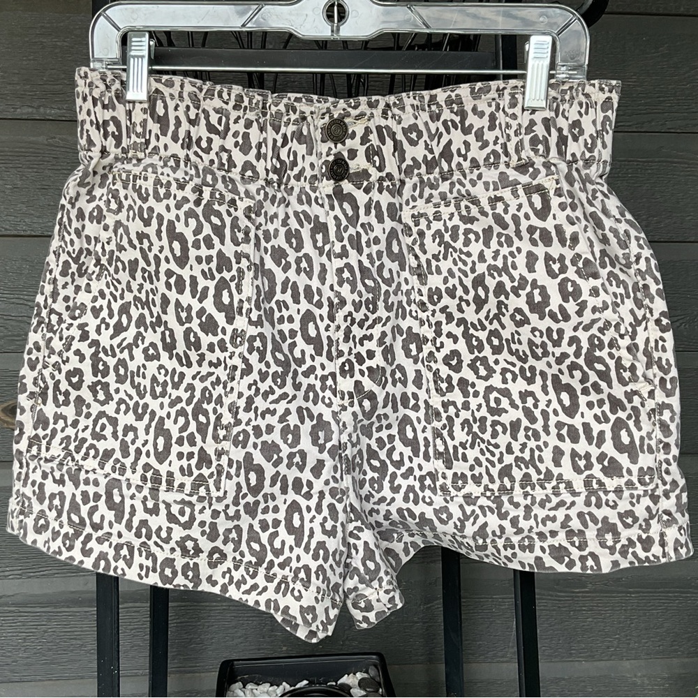 WISH LIST JEANS Leopard Print High Rise Shorts L